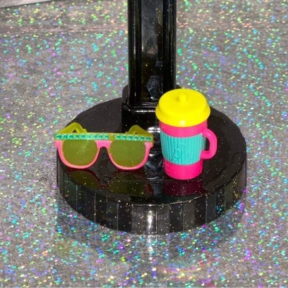 L.O.L. Surprise! LOL Surprise NEON QT Doll Bottle Sunglasses Necklace - Picture 7 of 9